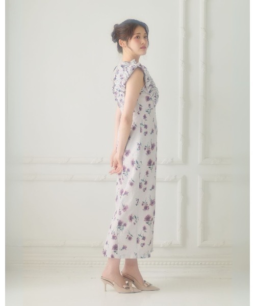 LANTINAM(ランティナム)の「Shoulder Frill I-line Dress(ワンピース・レディース・ライトベージュ/ブラック・SMALL/MEDIUM)」の4枚目の写真