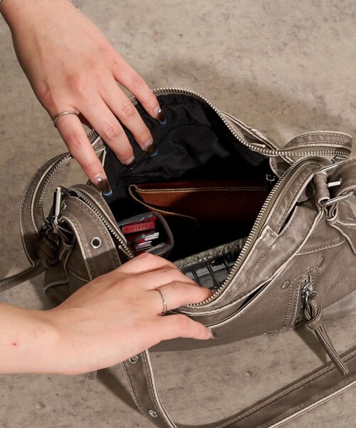 WHO'S WHO gallery(フーズフーギャラリー)の「VINTAGE ZIP BAG(ショルダーバッグ・レディース・ブラック/グレー・FREE)」の9枚目の写真