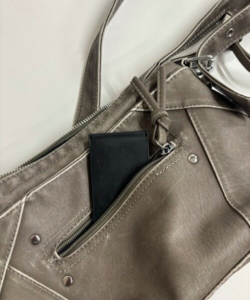 WHO'S WHO gallery(フーズフーギャラリー)の「VINTAGE ZIP BAG(ショルダーバッグ・レディース・ブラック/グレー・FREE)」の11枚目の写真