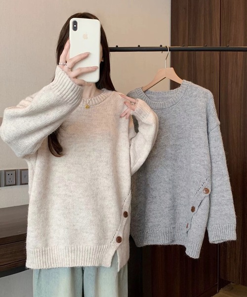shopnikoniko(ショップニコニコ)の「サイドボタンデザイン アシンメトリー ニットトップス(ニット/セーター・レディース・グレー/ベージュ・フリー)」の3枚目の写真