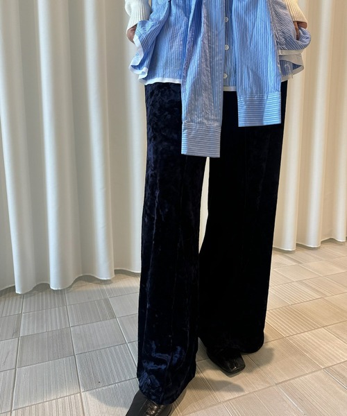 Ameri(アメリ)の「ACETATE VELOUR STRAIGHT WIDE PANTS(スラックス・レディース・ブラウン/オフホワイト/ネイビー・MEDIUM/SMALL)」の3枚目の写真