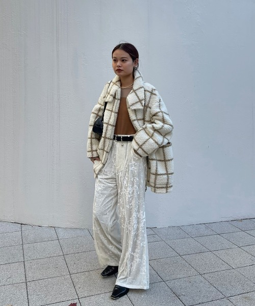 Ameri(アメリ)の「ACETATE VELOUR STRAIGHT WIDE PANTS(スラックス・レディース・ブラウン/オフホワイト/ネイビー・MEDIUM/SMALL)」の4枚目の写真