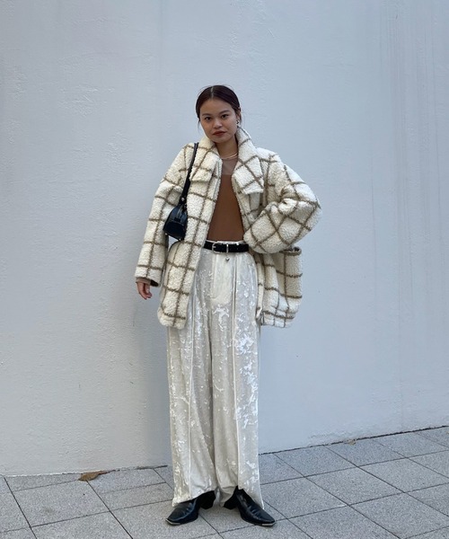 Ameri(アメリ)の「ACETATE VELOUR STRAIGHT WIDE PANTS(スラックス・レディース・ブラウン/オフホワイト/ネイビー・MEDIUM/SMALL)」の5枚目の写真