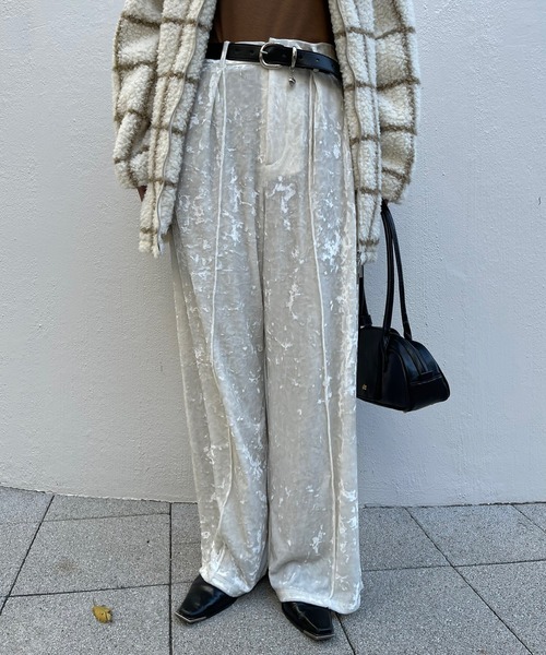 Ameri(アメリ)の「ACETATE VELOUR STRAIGHT WIDE PANTS(スラックス・レディース・ブラウン/オフホワイト/ネイビー・MEDIUM/SMALL)」の6枚目の写真