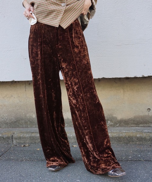 Ameri(アメリ)の「ACETATE VELOUR STRAIGHT WIDE PANTS(スラックス・レディース・ブラウン/オフホワイト/ネイビー・MEDIUM/SMALL)」の10枚目の写真