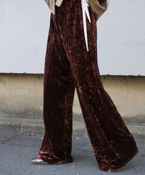 Ameri(アメリ)の「ACETATE VELOUR STRAIGHT WIDE PANTS(スラックス・レディース・ブラウン/オフホワイト/ネイビー・MEDIUM/SMALL)」の11枚目の写真