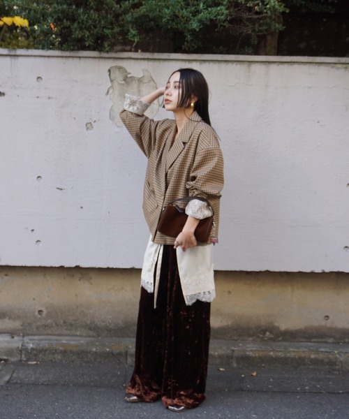 Ameri(アメリ)の「ACETATE VELOUR STRAIGHT WIDE PANTS(スラックス・レディース・ブラウン/オフホワイト/ネイビー・MEDIUM/SMALL)」の9枚目の写真