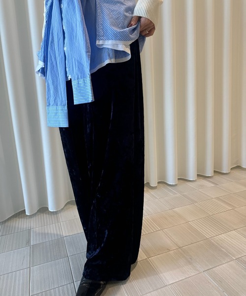 Ameri(アメリ)の「ACETATE VELOUR STRAIGHT WIDE PANTS(スラックス・レディース・ブラウン/オフホワイト/ネイビー・MEDIUM/SMALL)」の14枚目の写真