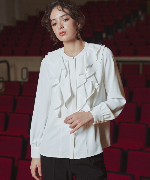 Callarus(カラルス)の「<単品>パウダークロスフロントフリルデザインブラウス〔Callarus〕(シャツ/ブラウス・レディース・ブラック/オフホワイト・S/M/L/LL/3L)」の1枚目の写真