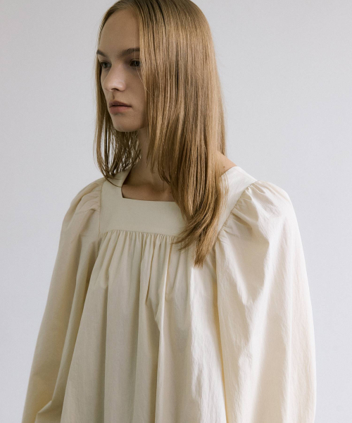 MAIS（マイス）の「SQUARE NECK BALLOON BLOUSE / BEIGE（シャツ/ブラウス・レディース・ベージュ・FREE）」の3枚目の写真