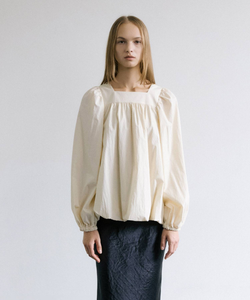 MAIS（マイス）の「SQUARE NECK BALLOON BLOUSE / BEIGE（シャツ/ブラウス・レディース・ベージュ・FREE）」の4枚目の写真