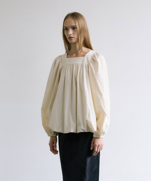 MAIS（マイス）の「SQUARE NECK BALLOON BLOUSE / BEIGE（シャツ/ブラウス・レディース・ベージュ・FREE）」の5枚目の写真