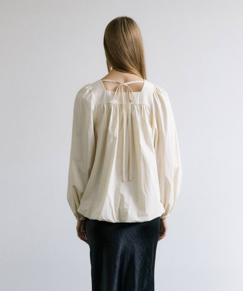MAIS（マイス）の「SQUARE NECK BALLOON BLOUSE / BEIGE（シャツ/ブラウス・レディース・ベージュ・FREE）」の2枚目の写真