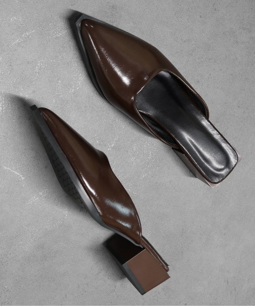 THE CELL.(ザセルドット)の「ポインテッドトゥミュールサンダル POINTED TOE MULE SANDALS(サンダル・レディース・ブラウン/ブラック・37/39/35)」の1枚目の写真