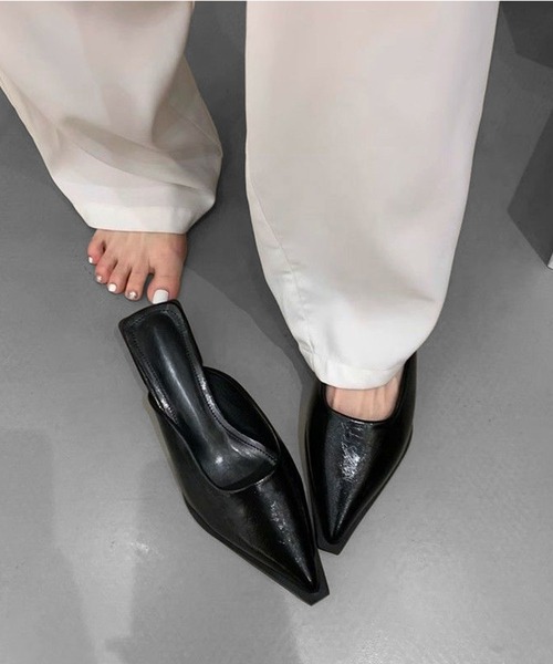 THE CELL.(ザセルドット)の「ポインテッドトゥミュールサンダル POINTED TOE MULE SANDALS(サンダル・レディース・ブラウン/ブラック・37/39/35)」の3枚目の写真