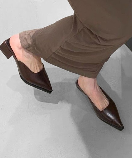 THE CELL.(ザセルドット)の「ポインテッドトゥミュールサンダル POINTED TOE MULE SANDALS(サンダル・レディース・ブラウン/ブラック・37/39/35)」の4枚目の写真