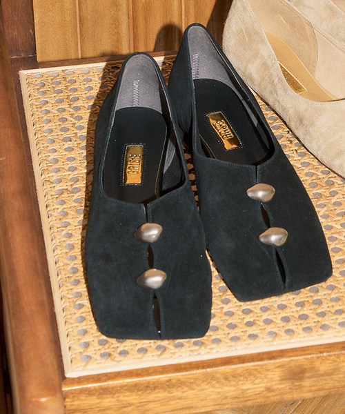 GRISE（グリーズ）の「GRISEレザーワイドスクエアスリットフラット（その他シューズ・レディース・ベージュ/ブラック・22cm/22.5cm/23cm/23.5cm/24cm/24.5cm/25cm）」の2枚目の写真