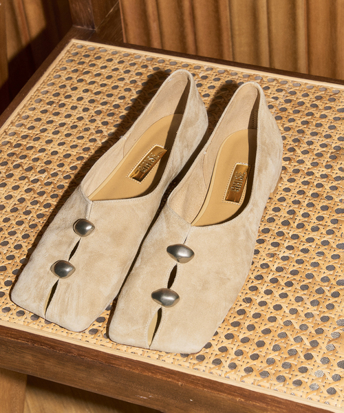 GRISE（グリーズ）の「GRISEレザーワイドスクエアスリットフラット（その他シューズ・レディース・ベージュ/ブラック・22cm/22.5cm/23cm/23.5cm/24cm/24.5cm/25cm）」の4枚目の写真