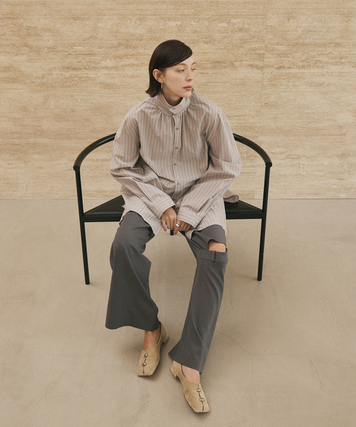 GRISE（グリーズ）の「GRISEレザーワイドスクエアスリットフラット（その他シューズ・レディース・ベージュ/ブラック・22cm/22.5cm/23cm/23.5cm/24cm/24.5cm/25cm）」の6枚目の写真