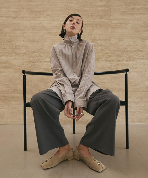 GRISE（グリーズ）の「GRISEレザーワイドスクエアスリットフラット（その他シューズ・レディース・ベージュ/ブラック・22cm/22.5cm/23cm/23.5cm/24cm/24.5cm/25cm）」の7枚目の写真