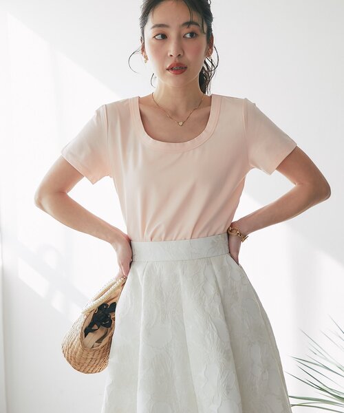 La boutique BonBon（ラブティックボンボン）の「【デコルテ美人見え】UネックコンパクトTシャツ（Tシャツ/カットソー・レディース・オフホワイト/ピンク/ライトグレー/ネイビー・FREE）」の4枚目の写真