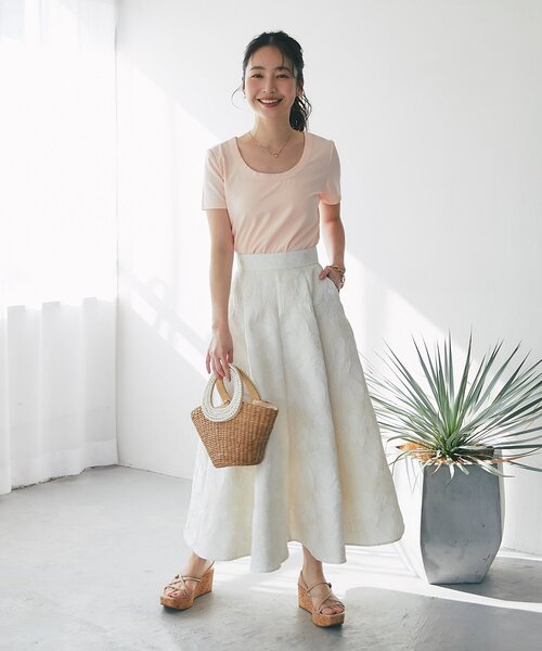 La boutique BonBon(ラブティックボンボン)の「【今すぐお届け!・デコルテ美人見え】UネックコンパクトTシャツ(Tシャツ/カットソー・レディース・オフホワイト/ピンク/ライトグレー/ネイビー・FREE)」の12枚目の写真