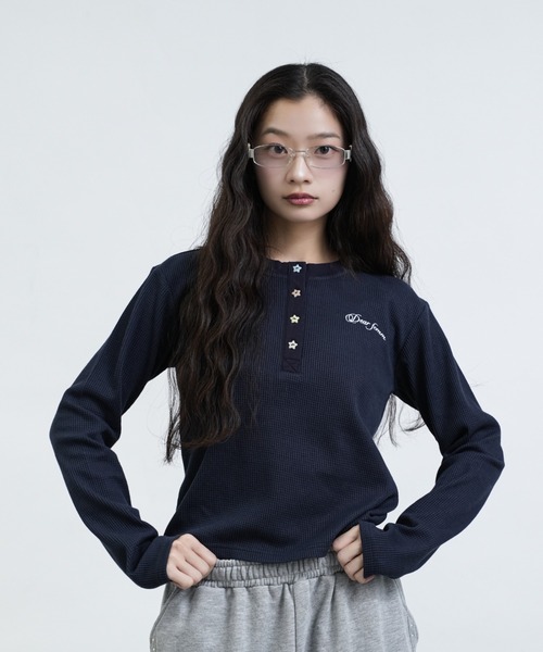 FCMM(エフシーエムエム)の「【日本限定】THERMAL HENLEY NECK TOPS / サーマルヘンリーネックトップス(Tシャツ/カットソー・レディース・ネイビー/グレー/アイボリー・MEDIUM/SMALL)」の3枚目の写真