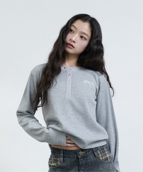 FCMM(エフシーエムエム)の「【日本限定】THERMAL HENLEY NECK TOPS / サーマルヘンリーネックトップス(Tシャツ/カットソー・レディース・ネイビー/グレー/アイボリー・MEDIUM/SMALL)」の2枚目の写真