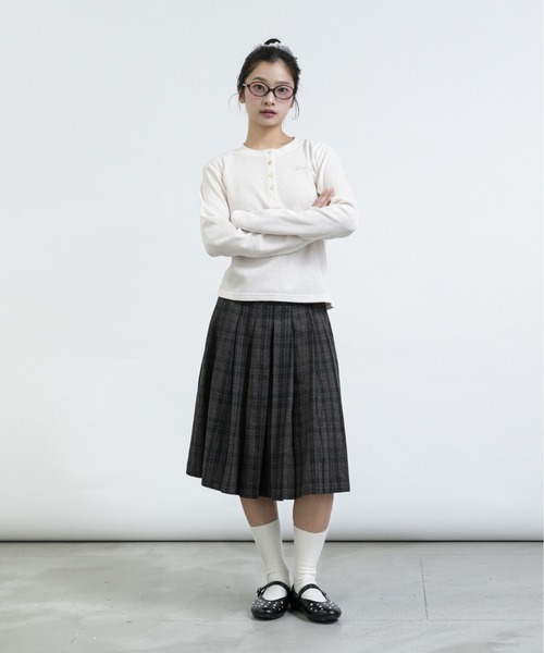 FCMM(エフシーエムエム)の「【日本限定】THERMAL HENLEY NECK TOPS / サーマルヘンリーネックトップス(Tシャツ/カットソー・レディース・ネイビー/グレー/アイボリー・MEDIUM/SMALL)」の9枚目の写真