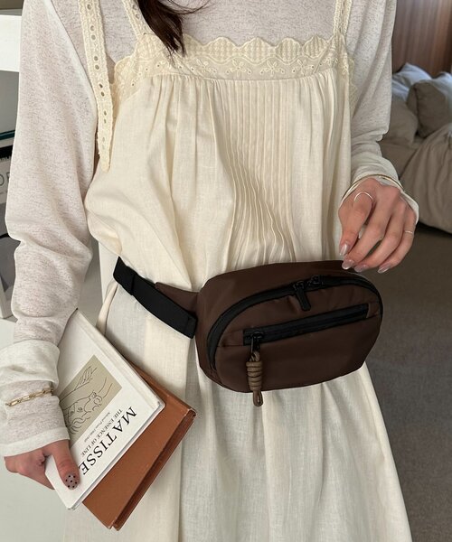 DISCOAT(ディスコート)の「ナイロンミニウエストポーチ(ボディバッグ/ウエストポーチ・レディース・チャコールグレー/ブラック/ブラウン・FREE)」の3枚目の写真