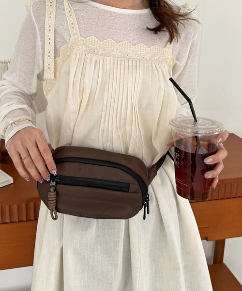 DISCOAT(ディスコート)の「ナイロンミニウエストポーチ(ボディバッグ/ウエストポーチ・レディース・チャコールグレー/ブラック/ブラウン・FREE)」の4枚目の写真