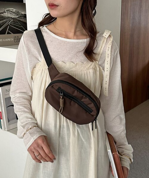 DISCOAT(ディスコート)の「ナイロンミニウエストポーチ(ボディバッグ/ウエストポーチ・レディース・チャコールグレー/ブラック/ブラウン・FREE)」の5枚目の写真