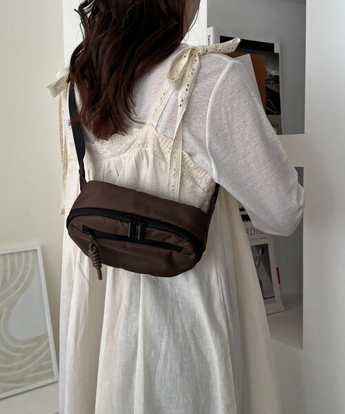 DISCOAT(ディスコート)の「ナイロンミニウエストポーチ(ボディバッグ/ウエストポーチ・レディース・チャコールグレー/ブラック/ブラウン・FREE)」の7枚目の写真