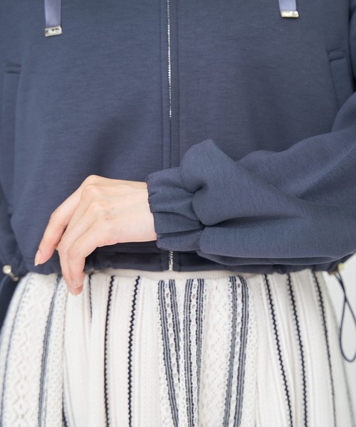 AND COUTURE(アンドクチュール)の「ロゴ刺繍ZIPパーカー(パーカー・レディース・ライトグレー/チャコールグレー/オフホワイト/ベージュ・FREE)」の17枚目の写真