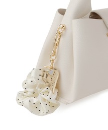 VIS（ビス）の「ハートチャーム付きドットシュシュチャーム（チャーム）」