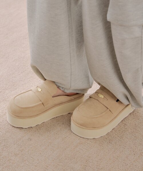 Chico(チコ)の「厚底プラットフォームローファー(その他シューズ・レディース・ベージュ/ブラック・SMALL/MEDIUM/LARGE)」の4枚目の写真