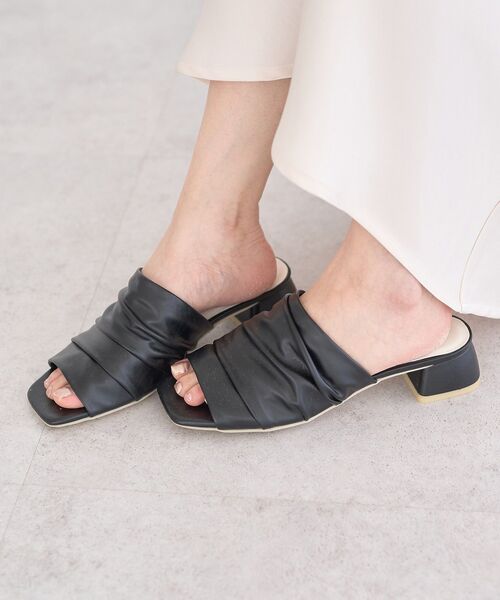 earth music&ecology（アースミュージックアンドエコロジー）の「ソフトギャザーミュール（サンダル・レディース・アイボリー/ブラック/グレイッシュベージュ・S/M/L）」の8枚目の写真