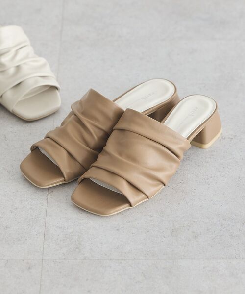 earth music&ecology（アースミュージックアンドエコロジー）の「ソフトギャザーミュール（サンダル・レディース・アイボリー/ブラック/グレイッシュベージュ・S/M/L）」の3枚目の写真