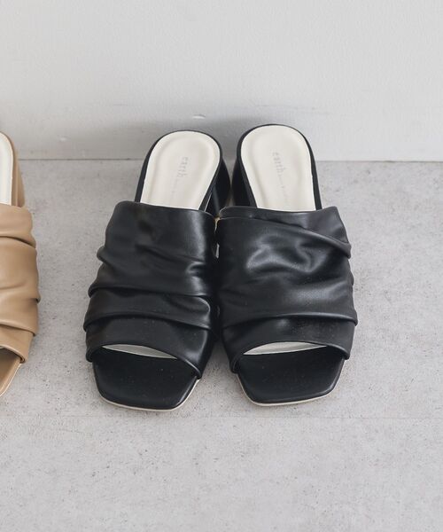 earth music&ecology（アースミュージックアンドエコロジー）の「ソフトギャザーミュール（サンダル・レディース・アイボリー/ブラック/グレイッシュベージュ・S/M/L）」の5枚目の写真