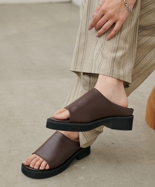 LARUTA(ラルータ)の「【LARUTA】厚底ミュールサンダル(サンダル・レディース・ブラウン/ブラック・MEDIUM/LARGE)」の1枚目の写真