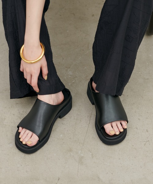 LARUTA(ラルータ)の「【LARUTA】厚底ミュールサンダル(サンダル・レディース・ブラウン/ブラック・MEDIUM/LARGE)」の2枚目の写真