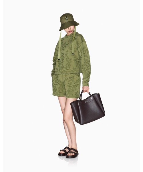 ARMANI EXCHANGE（アルマーニエクスチェンジ）の「【A|X アルマーニ エクスチェンジ】IA オールオーバーリーフデザイン スウェットショートパンツ（スウェットパンツ・レディース・カーキ・LARGE/MEDIUM/SMALL/X-SMALL）」の3枚目の写真