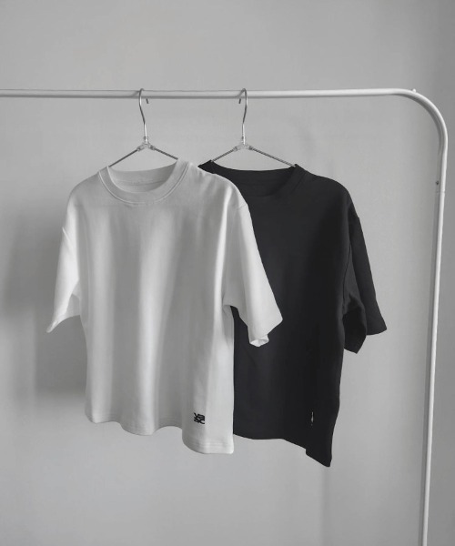 YACA（ヤーカ）の「Logo Print 2-Pack Tee/ロゴプリント2パックT【2点セット・2サイズ展開・unisex item】（Tシャツ/カットソー・レディース・ホワイト×ブラック・2/1）」の9枚目の写真