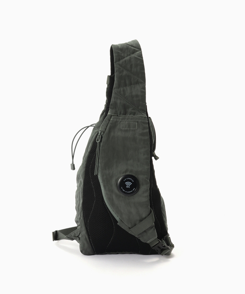 C.P. COMPANY(シーピーカンパニー)の「C.P.Company / シーピーカンパニー NYLON B LENS CROSSBODY RUCK(ショルダーバッグ・メンズ・チャコールグレー・FREE)」の3枚目の写真