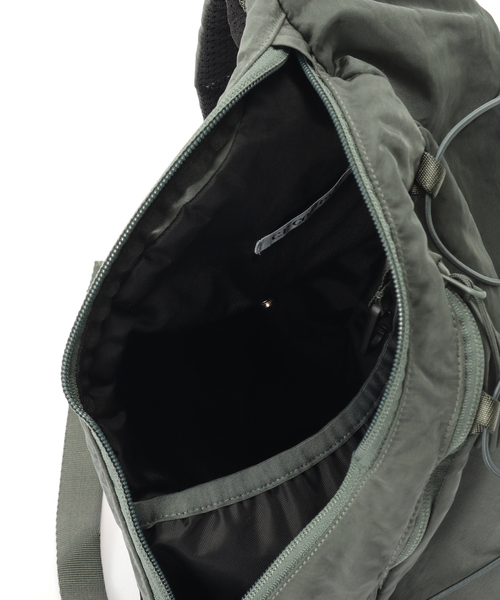C.P. COMPANY(シーピーカンパニー)の「C.P.Company / シーピーカンパニー NYLON B LENS CROSSBODY RUCK(ショルダーバッグ・メンズ・チャコールグレー・FREE)」の6枚目の写真