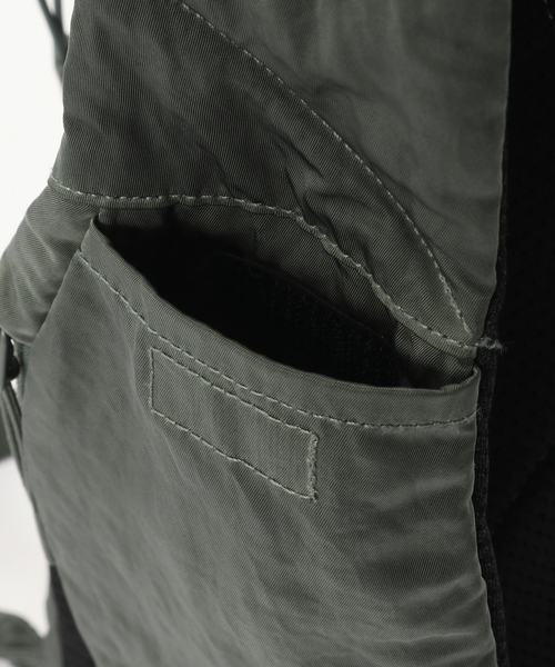 C.P. COMPANY(シーピーカンパニー)の「C.P.Company / シーピーカンパニー NYLON B LENS CROSSBODY RUCK(ショルダーバッグ・メンズ・チャコールグレー・FREE)」の9枚目の写真