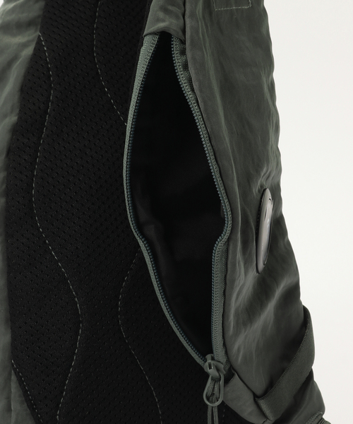 C.P. COMPANY(シーピーカンパニー)の「C.P.Company / シーピーカンパニー NYLON B LENS CROSSBODY RUCK(ショルダーバッグ・メンズ・チャコールグレー・FREE)」の10枚目の写真
