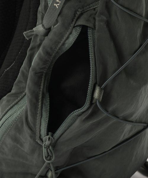C.P. COMPANY(シーピーカンパニー)の「C.P.Company / シーピーカンパニー NYLON B LENS CROSSBODY RUCK(ショルダーバッグ・メンズ・チャコールグレー・FREE)」の11枚目の写真