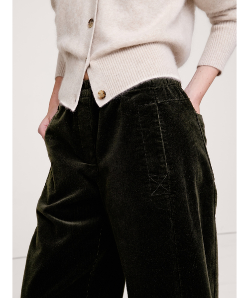 Banana Republic(バナナリパブリック)の「ミッドライズ リラックス コーデュロイ ペインター プルオン パンツ(その他パンツ・レディース・ネイビー/オリーブ/オフホワイト/キャメル・XS/S/M/L)」の5枚目の写真