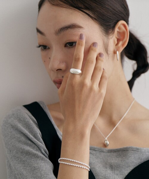 COCOSHNIK ONKITSCH(ココシュニックオンキッチュ)の「シルバー リッジドームリング(リング・レディース・クリア・14/12)」の7枚目の写真